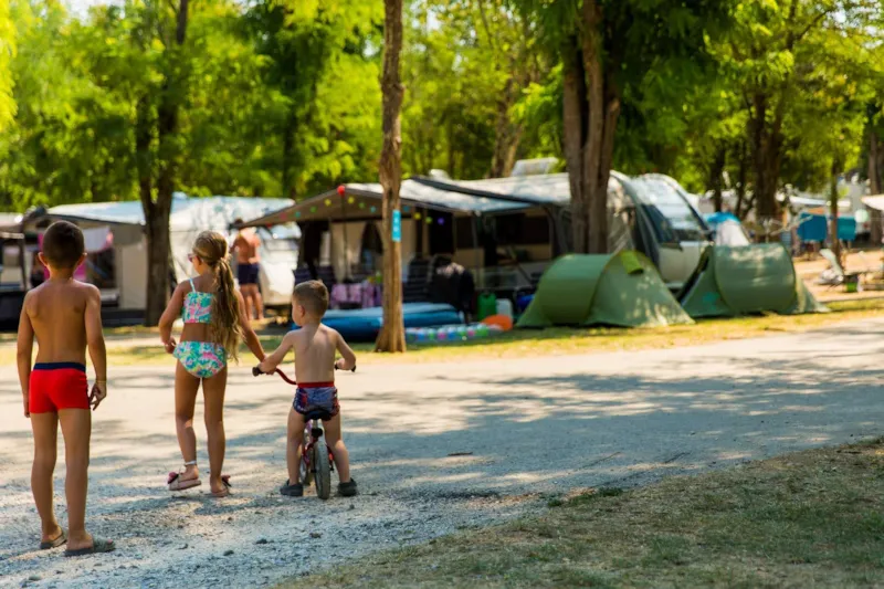 Emplacements Bord De Rivière- Le Village