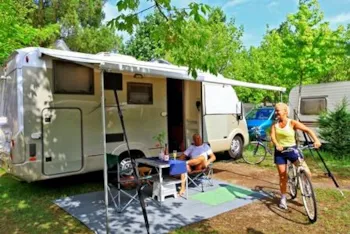 Stellplatz - Great Comfort Pitch 10 A + Water + Water Treatment - Camping Les Acacias