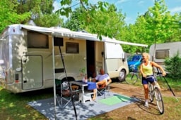 Kampeerplaats(en) - Great Comfort Pitch 10 A + Water + Water Treatment - Camping Les Acacias
