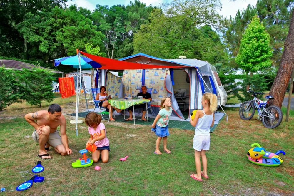 Standplaats - 2 tent of caravan - 1 Voertuig