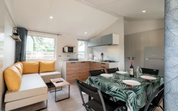 Mietunterkunft - Mobilheim Nirvana 3 Zimmer Überdachte Holzterrasse 6 Pers. - Camping Les Acacias