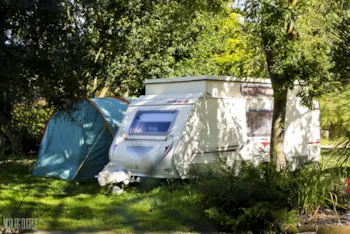 Stellplatz - Stellplatz Komfort (Zelt, Wohnwagen, Wohnmobil / 1 Auto / Strom 10A) - Camping La Baie de Terenez