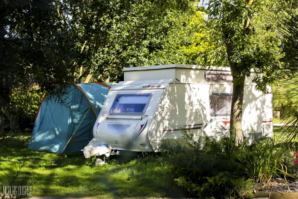 Standplaats Comfort (1 tent, caravan of camper / 1 auto / elektriciteit 10A)