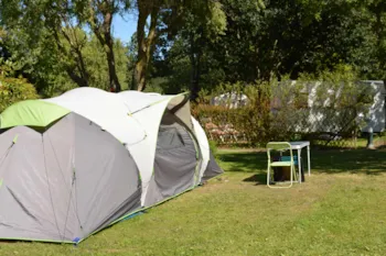 Stellplatz - Stellplatz Nature (1 Zelt, Wohnwagen, Wohnmobil / 1 Auto) - Camping La Baie de Terenez