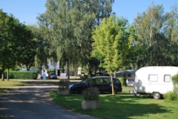 Stellplatz - Komfortpaket: 2 Personen, Strom, 1 Fahrzeug - Camping Seasonova Vesoul