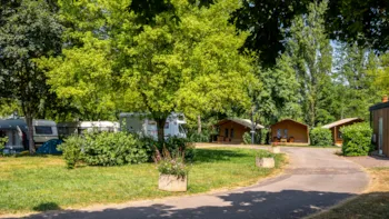 Pitch - Nature Package: 2 People + 1 Vehicle - Without Electricity - Camping Seasonova Vesoul