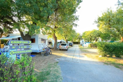 tent 3.5m > 5m. + 2 adults + 1 vehicle + tax — 3