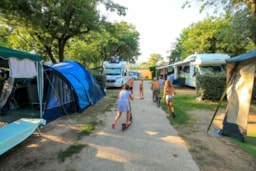 Camping-Car Jusqu'à 7M + Électricité + 2 Adultes + Taxes