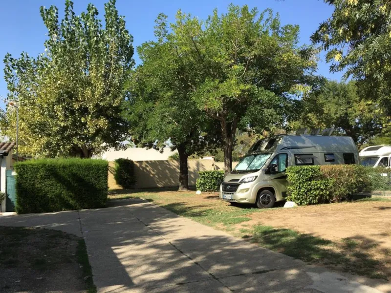 Caravane (Jusqu'à 6.5M) + 1 Véhicule + Électricité + 2 Adultes + Taxes