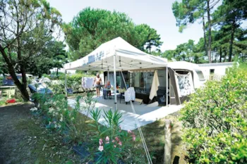 Emplacement - Forfait Privilège (1 Tente, Caravane Ou Camping-Car / 1 Voiture / Électricité 10A) + Raccordement Eau Et Évacuation Des Eaux Usées - Camping Saint Tro'Park