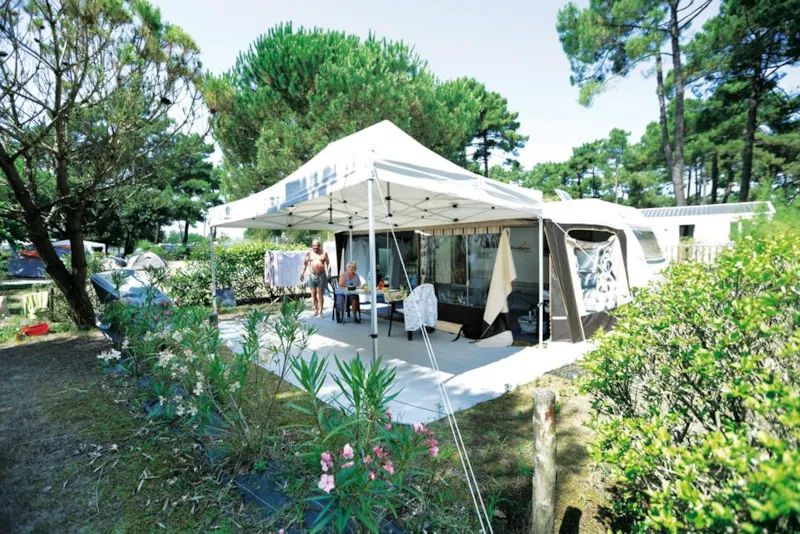 Forfait Privilège (1 Tente, Caravane Ou Camping-Car / 1 Voiture / Électricité 10A) + Raccordement Eau Et Évacuation Des Eaux Usées