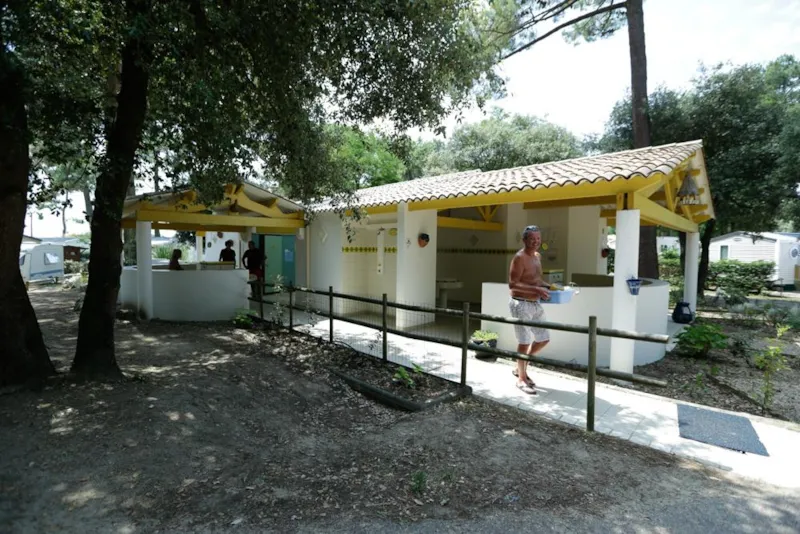 Forfait Privilège (1 Tente, Caravane Ou Camping-Car / 1 Voiture / Électricité 10A) + Raccordement Eau Et Évacuation Des Eaux Usées