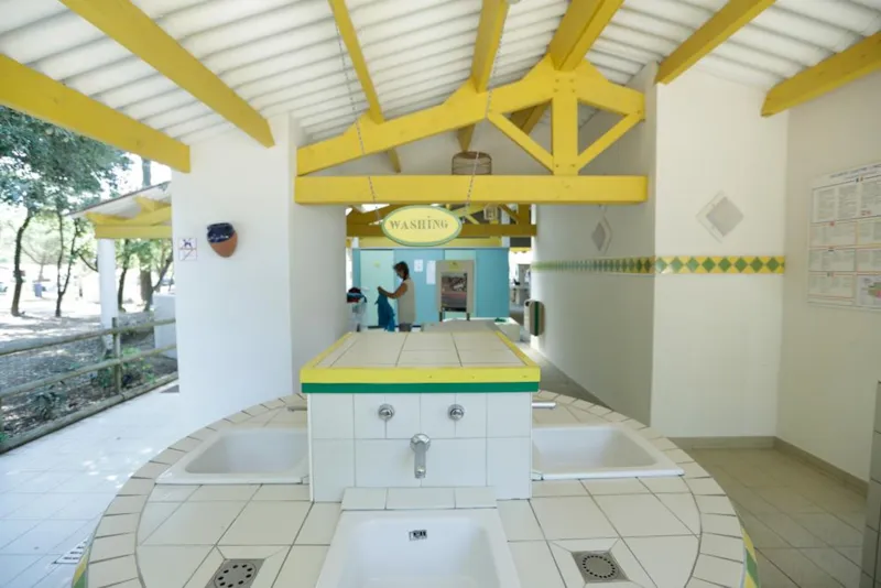 Forfait Privilège (1 Tente, Caravane Ou Camping-Car / 1 Voiture / Électricité 10A) + Raccordement Eau Et Évacuation Des Eaux Usées