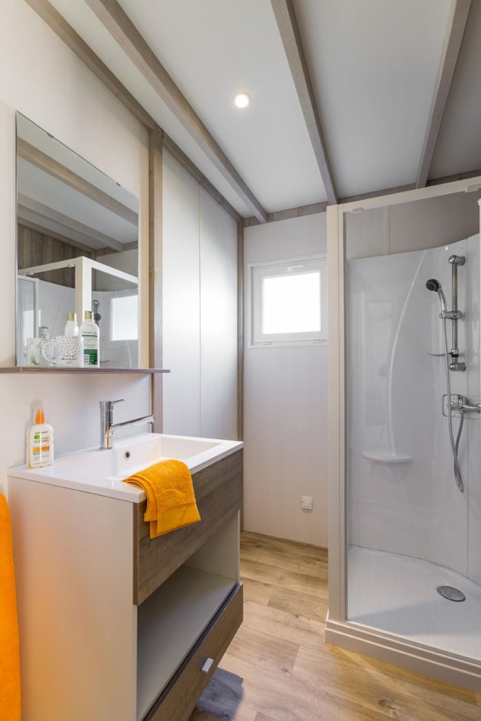 Chalet Confort 26.5M² (2 Chambres) + Terrasse Couverte + Tv