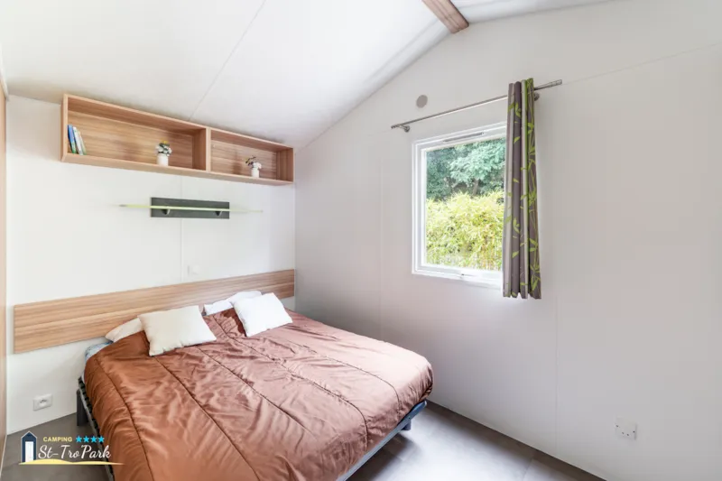 Mobil-Home Confort 27.5M² (2 Chambres) + Terrasse Bois Semi-Couverte 11M²