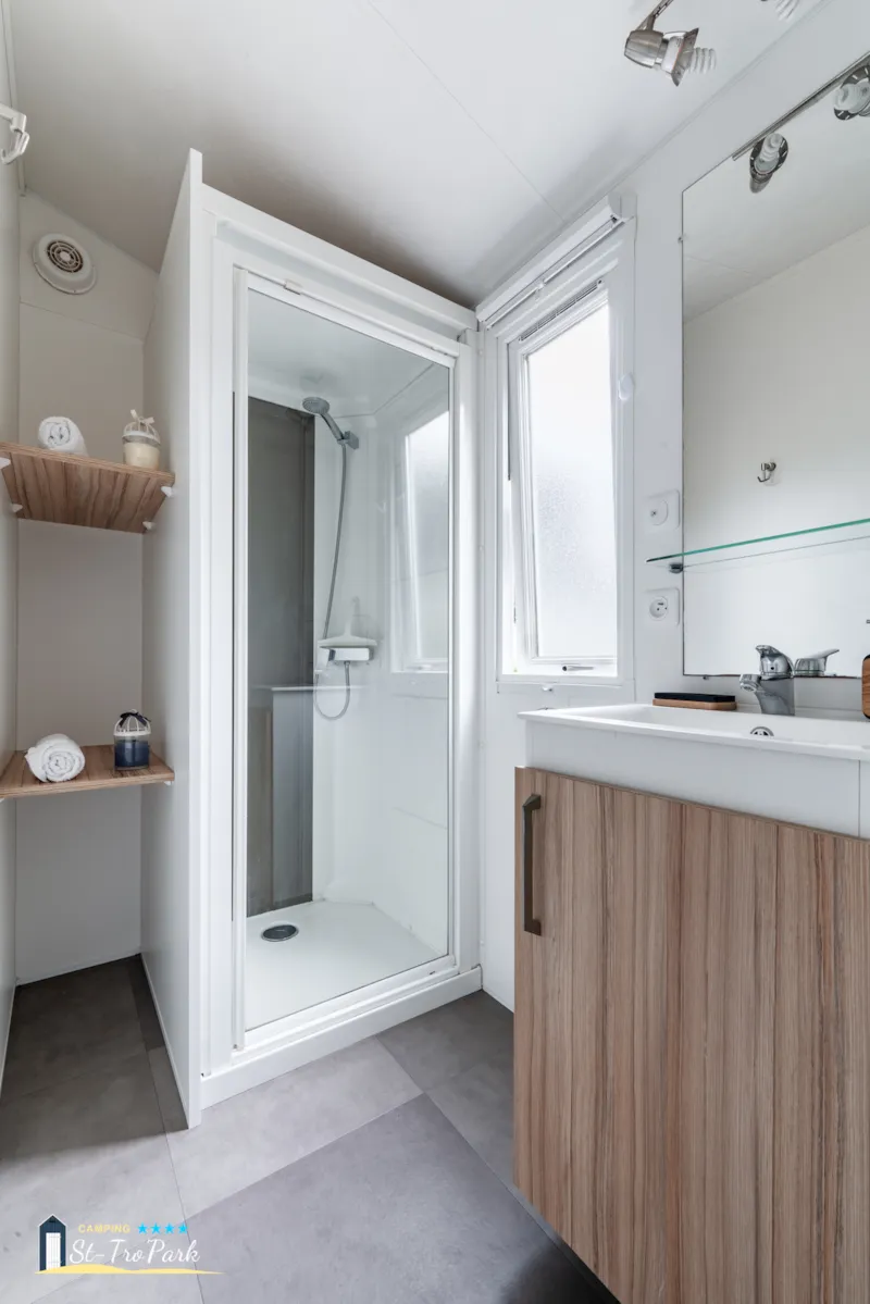 Mobil-Home Confort 27.5M² (2 Chambres) + Terrasse Bois Semi-Couverte 11M²