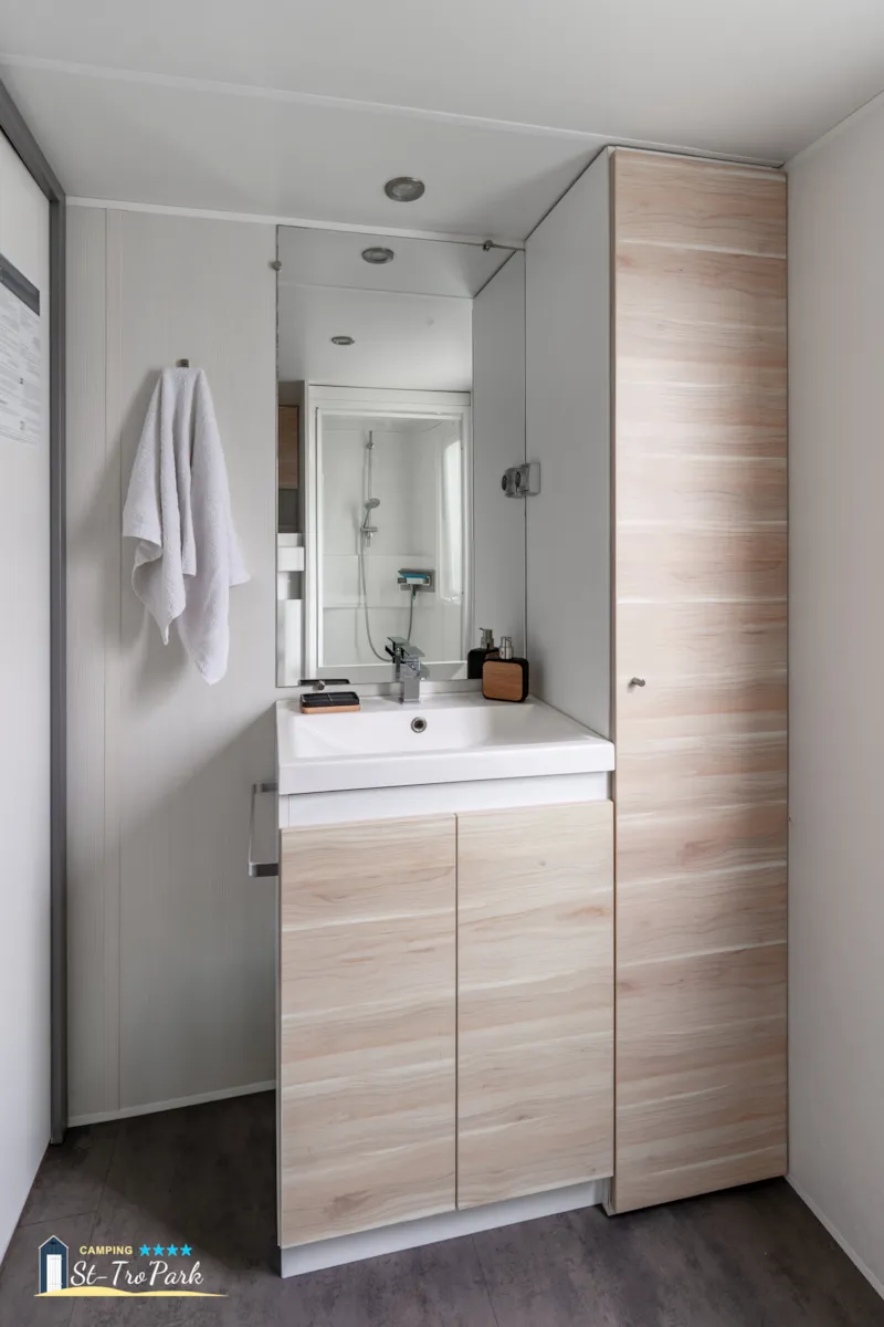 Mobil-Home Confort 18,60 M² (1 Chambre) + Terrasse Bois Semi-Couverte