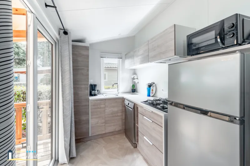 Mobil-Home Premium 19M² (1 Chambre) + Lave-Vaisselle + Terrasse Semi-Couverte 11M²