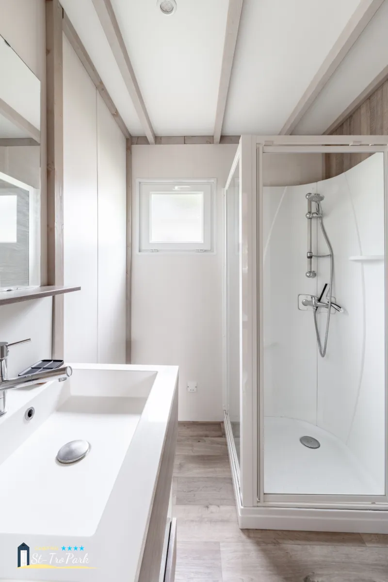 Chalet Confort 26.5M² (2 Chambres) + Terrasse Couverte + Tv