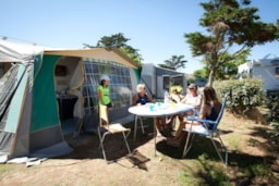 Kampeerplaats(en) - Pakket: Standplaats + 1 Voertuig + Caravan - Camping Les Baleines