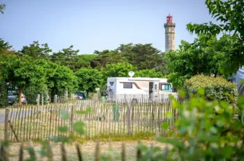 Stellplatz - Stellplatz Confort + Wasserhahn (1 Wohnmobil/ 1Zelt+1 Auto/ 1Wohnwagen+1Auto) - Camping Les Baleines