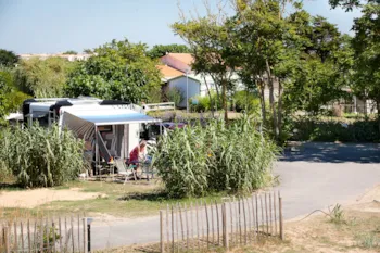 Stellplatz - Ausgestatteter Stellplatz  1 Picknicktisch, Ausgestatteter Schuppen, Strom- Und Wasseranschluss - Camping Les Baleines
