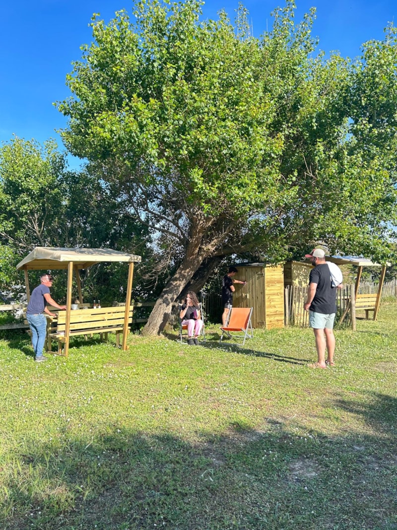 Stellplatz Ausgestattet mit 1 Picknicktisch, ausgestatteter Hütte, Stromanschluss und Wasserhahn