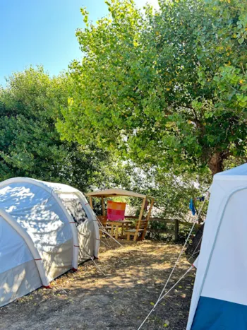 Stellplatz - Ausgestatteter Stellplatz  1 Picknicktisch, Ausgestatteter Schuppen, Strom- Und Wasseranschluss - Camping Les Baleines