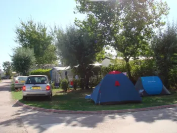 Stellplatz - Stellplatz + Auto + Zelt Oder Wohnwagen - Camping Antioche d'Oléron