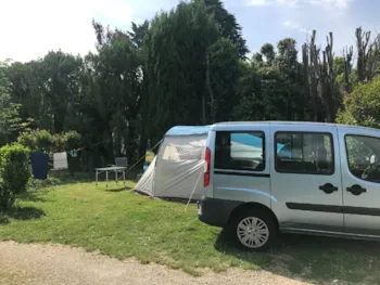 Stellplatz - Confort Large Emplacement Tente/Van/Caravane/Camping-Car - CAMPING PEGOMAS