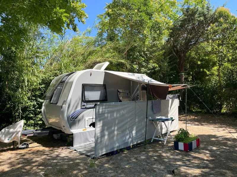 Emplacement - Emplacement Confort Large Tente/Van/Caravane/Camping-Car (Avec Électricité) - Camping Pegomas