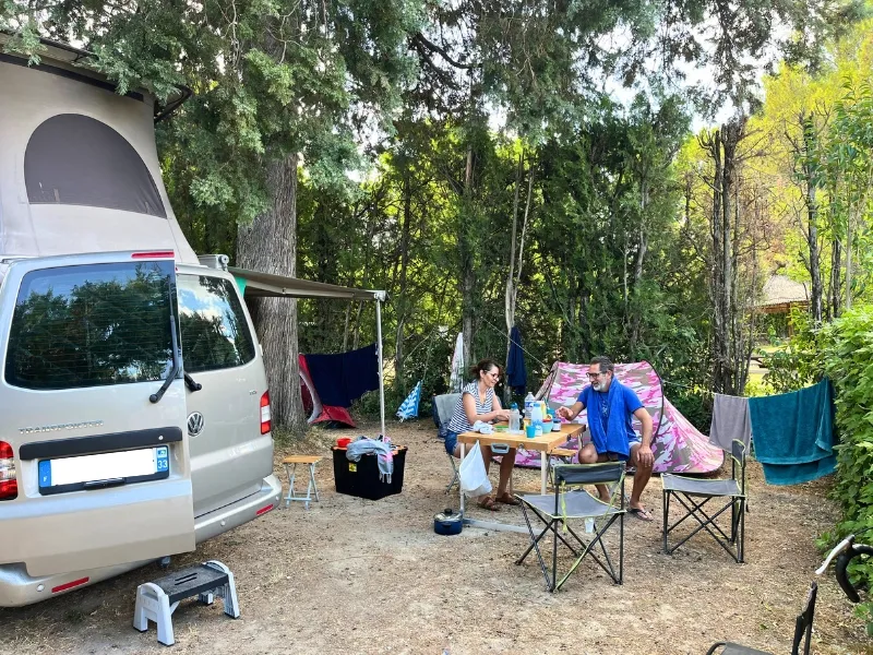 Emplacement Confort Large Tente/Van/Caravane/Camping-Car (Avec Électricité)