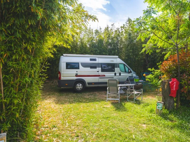 Emplacement Confort Large Tente/Van/Caravane/Camping-Car (Avec Électricité)