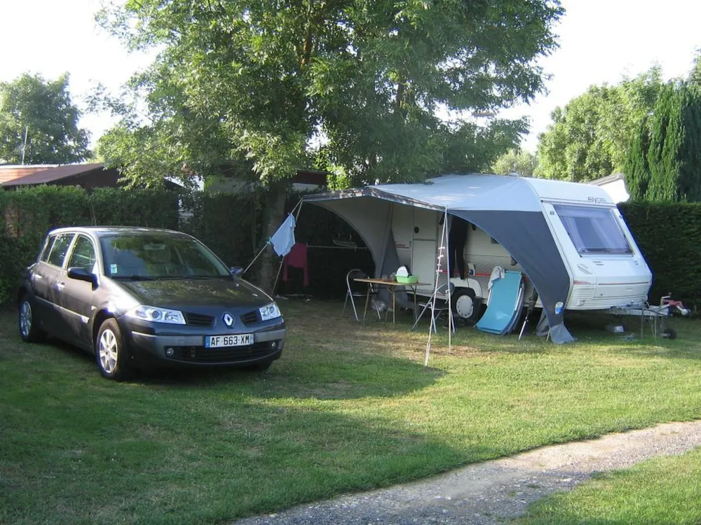 Emplacement camping-car et caravane + électricité 6A