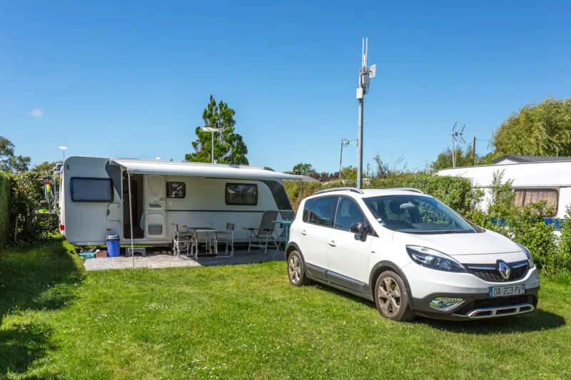 Emplacement Camping-Car Et Caravane + Électricité 6A
