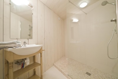 "Entre amis" vacation rental Privilège, 3 bathrooms - TV — 3