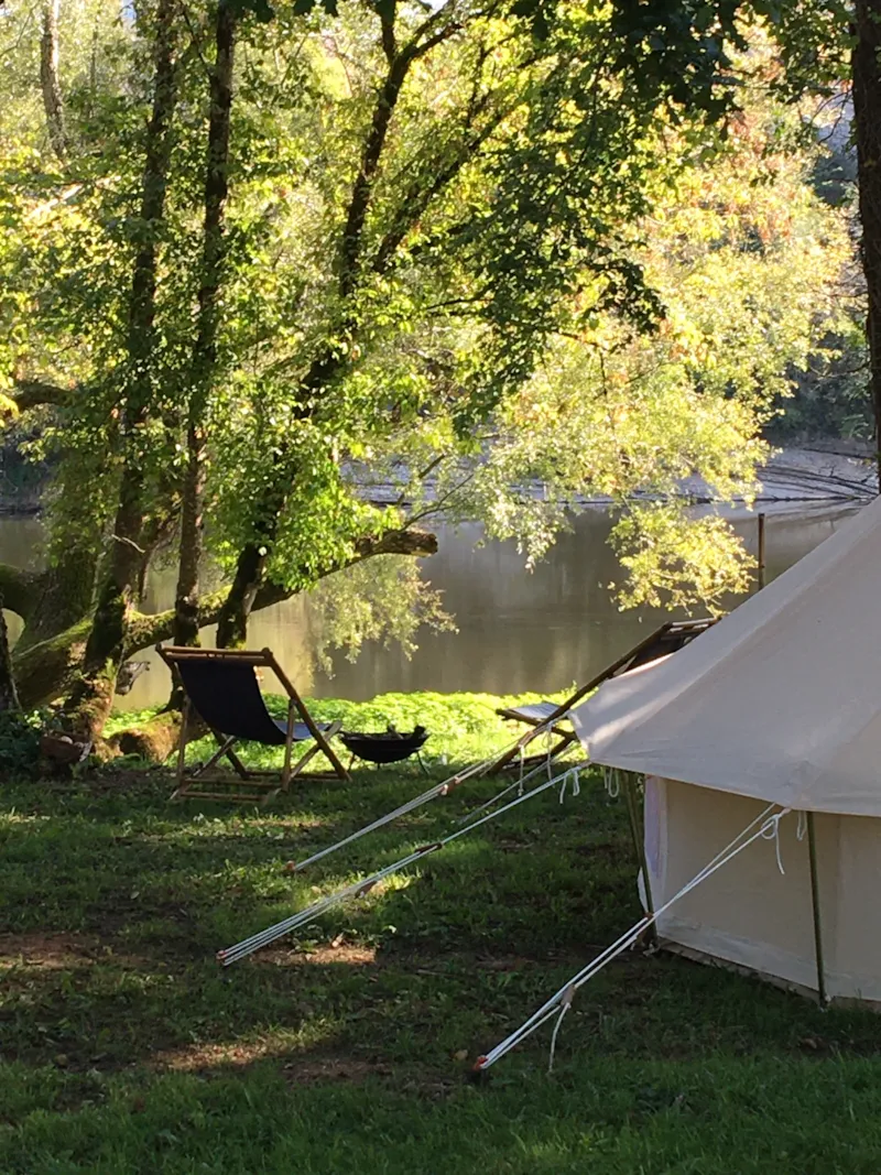Emplacement Bivouac Bord De Rivière 2 Pers. Sans Électricité Tente