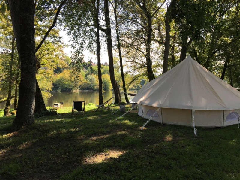 Terrain De Camping Confortable Pour Les Vacances. Camping-car