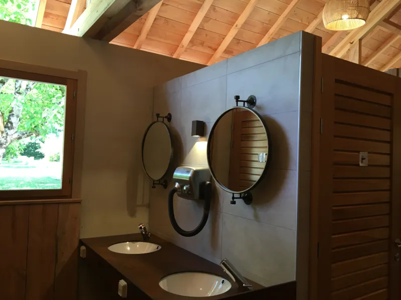 Emplacement Bivouac Bord De Rivière 2 Pers. Sans Électricité Tente