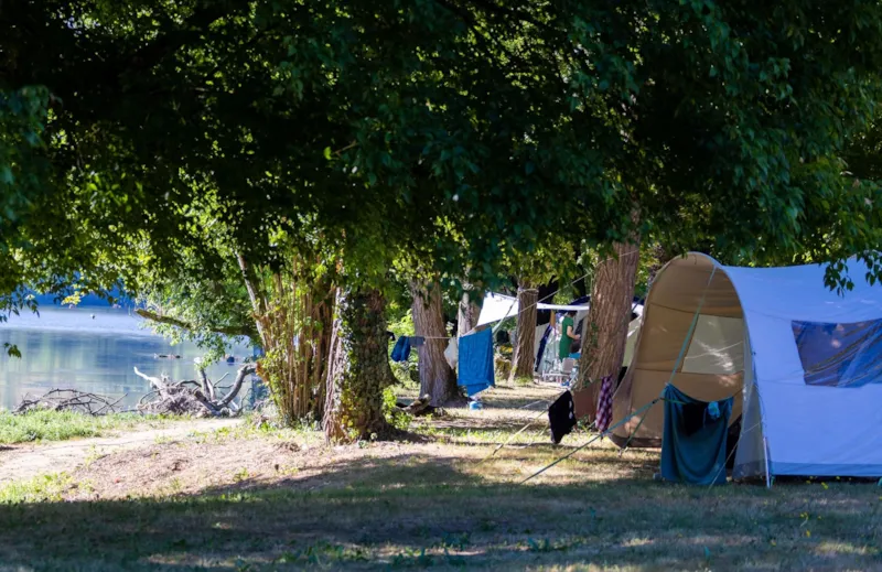 Emplacement Bivouac Bord De Rivière 2 Pers. Sans Électricité Tente