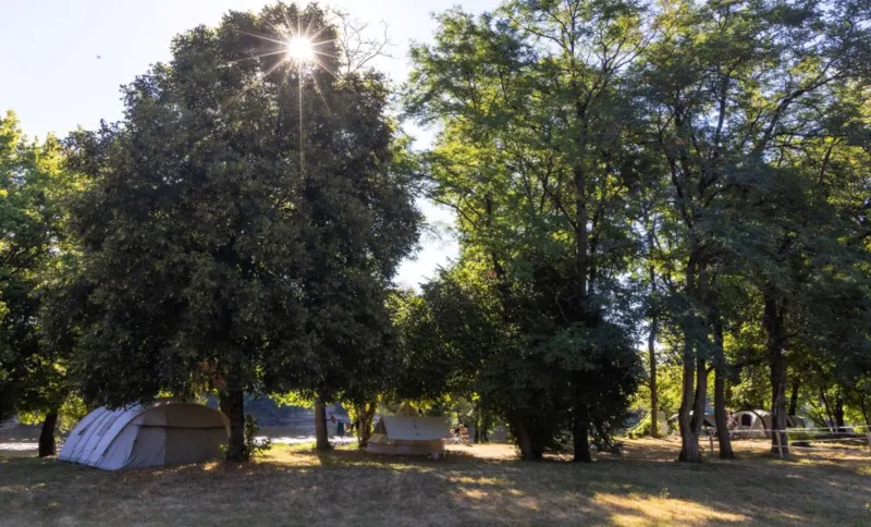 Emplacement Bivouac Bord De Rivière 2 Pers. Sans Électricité Tente