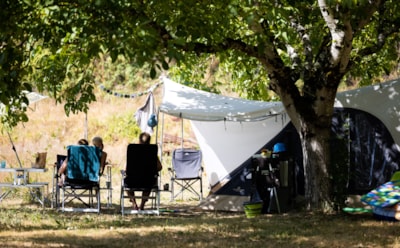 COMFORT pitch for 2 people, minimum 80 m², 16A electricity, drinking water, sanitation on site, — 2