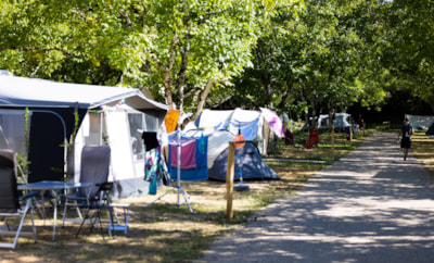 COMFORT pitch for 2 people, minimum 80 m², 16A electricity, drinking water, sanitation on site, — 8