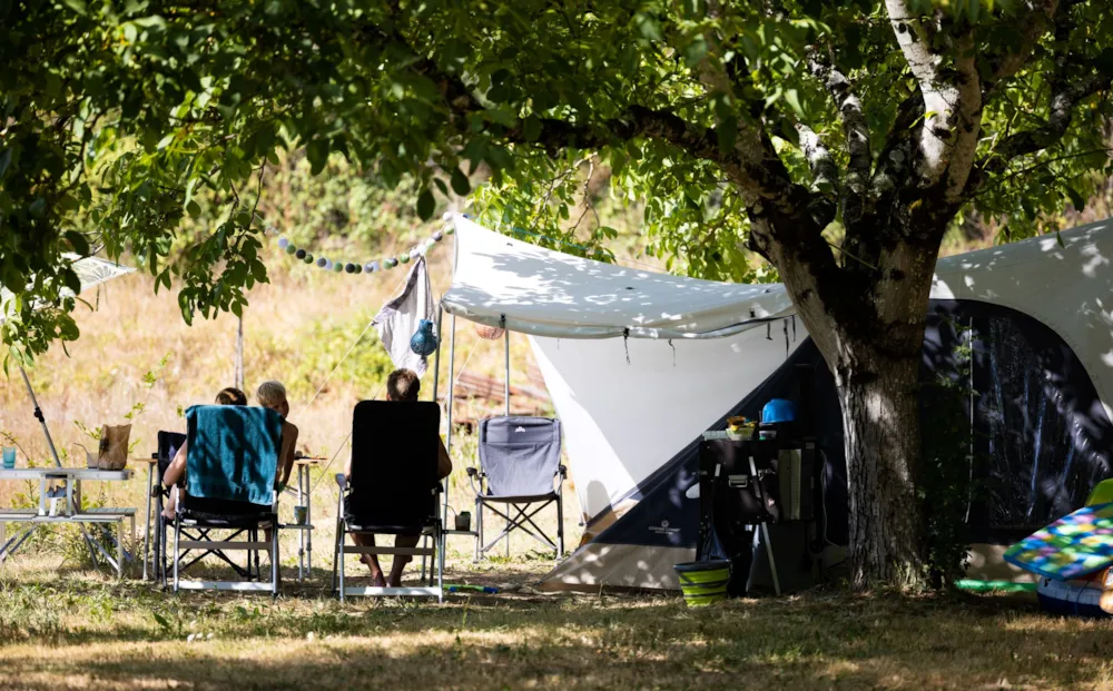 Stellplatz - Stellplatz Privilege Confort Xl Sup 100M², Trinkwasser, Kanalisation, Strom 16 A, - Camping Le Village du Port