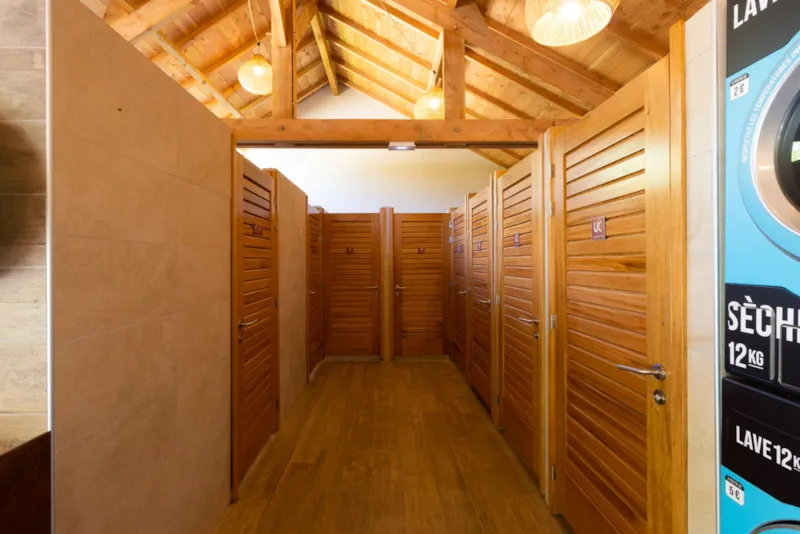 Emplacement Camping Car, Van, Confort , Min 80 M², Elect 16A, Robinet Eau Potable, Vidange,