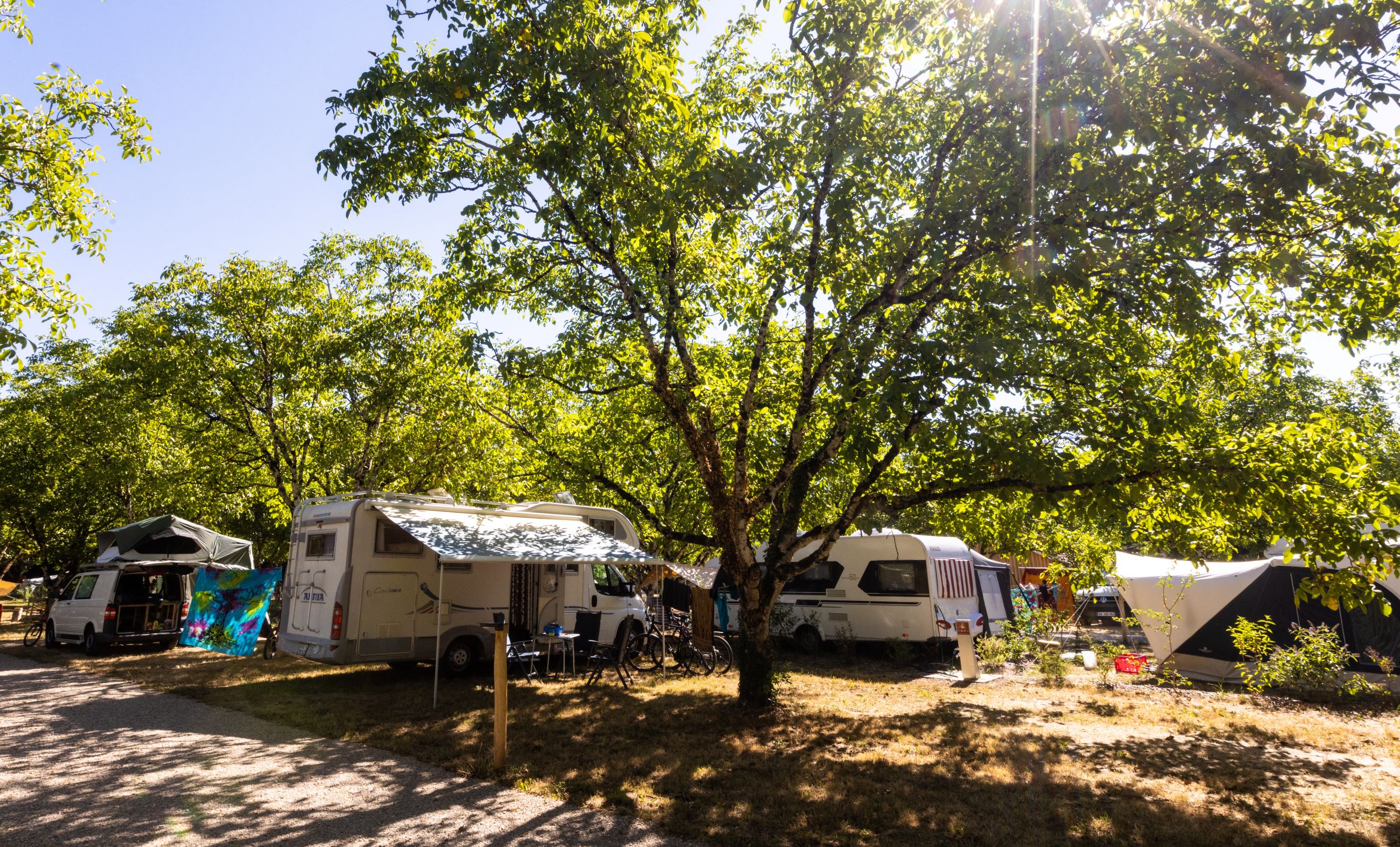 Emplacement camping car, van, CONFORT XL , + de 100 m², elect 16A, robinet eau potable, vidange,