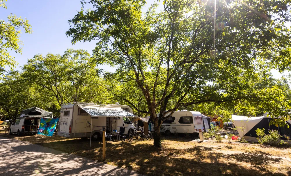 Stellplatz - Stellplatz Wohnmobil, Van, Confort Xl , + 100 M², Strom 16A, Trinkwasserhahn, Entleerung, - Camping Le Village du Port