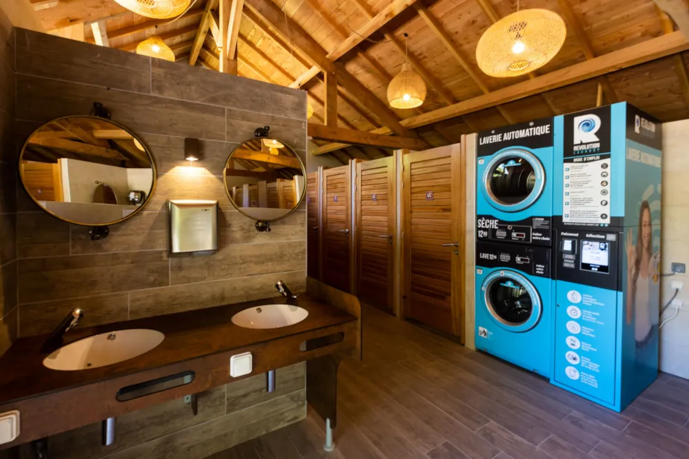 Stellplatz - Pauschale Für Rad- Und Wandertouren: Pauschale 'Ecomobility' 2 Pers, Wasser, Strom 16 A - Camping Le Village du Port