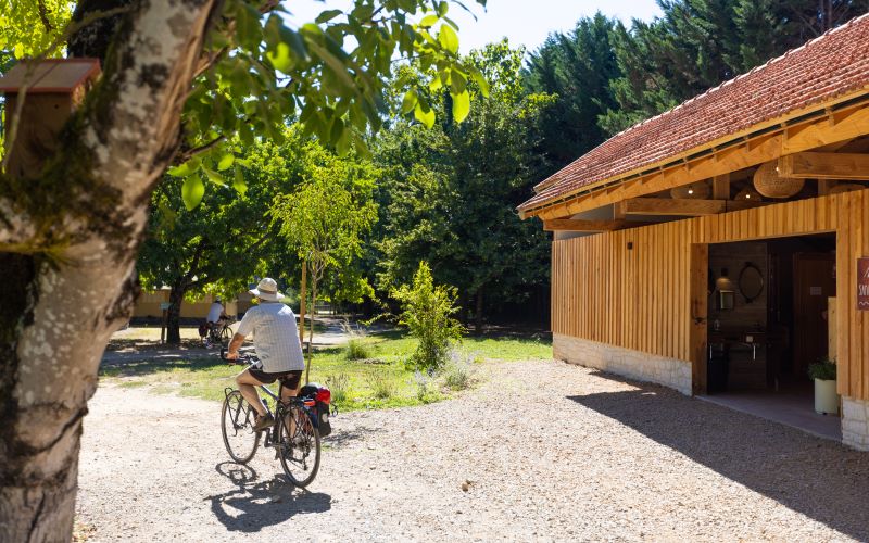 Forfait 2 pers ACSI camping car, van, min 80 m², inclus elect 16A, robinet eau potable, vidange, ani