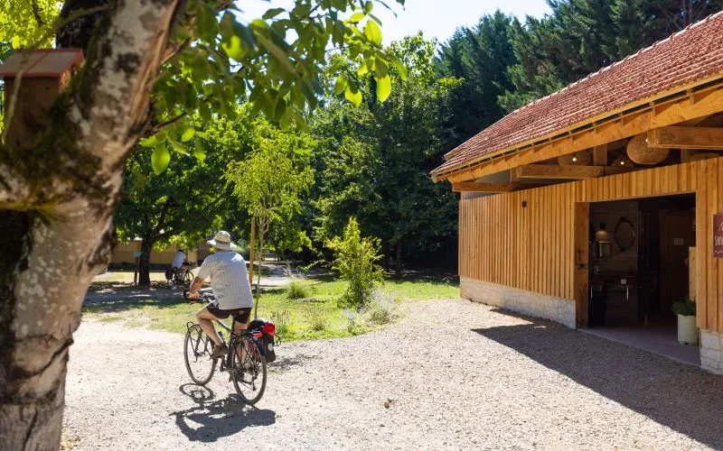 Stellplatz - Pauschale 2 Pers Acsi Wohnmobil, Van, Min 80 M², Inkl. Strom 16A, Trinkwasserhahn, Abfluss, Haustier - Camping Le Village du Port